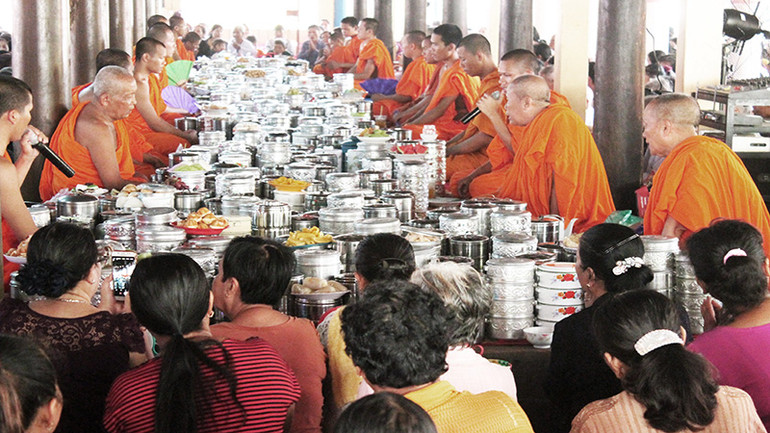 Mọi người mang thức ăn vào chùa để cúng chung. Mọi người mang thức ăn vào chùa để cúng chung.