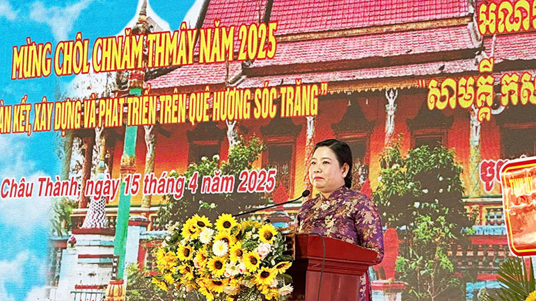 Phó Bí thư Thường trực Tỉnh ủy Sóc Trăng Hồ Thị Cẩm Đào chúc Tết đồng bào Khmer.