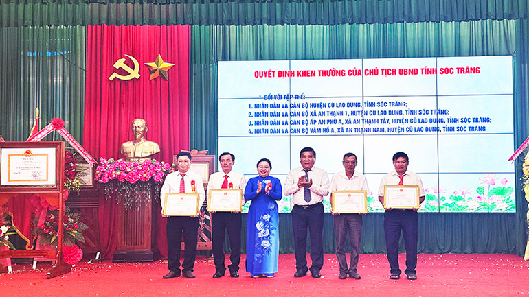 Lãnh đạo Tỉnh ủy, Hội đồng nhân dân tỉnh Sóc Trăng tặng Bằng khen cho các tập thể.