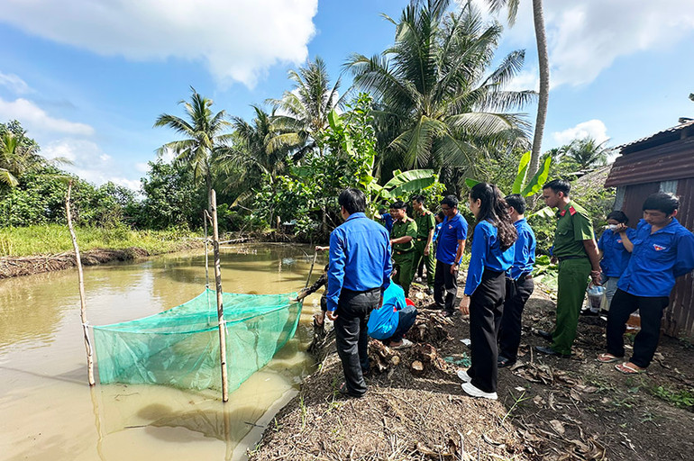 Trí thức trẻ Sóc Trăng tặng ao cá cho nông dân.
