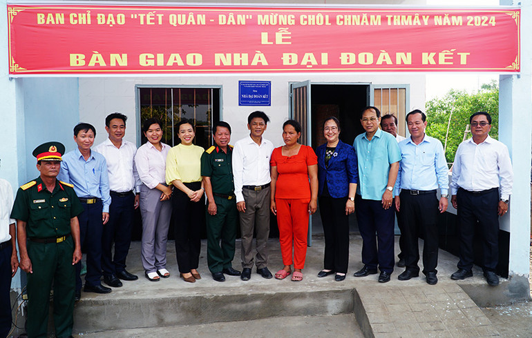 Trao nhà đại đoàn kết cho hộ Khmer nghèo đón mừng năm mới