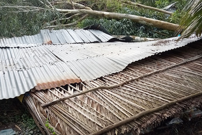 Nhiều căn nhà bị sập do dông to, gió lớn.