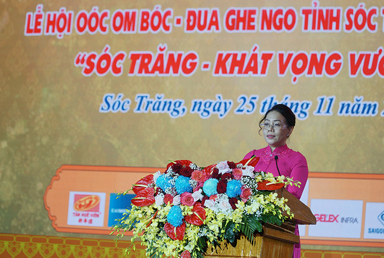 Phó Chủ tịch Ủy ban nhân dân tỉnh Sóc Trăng Huỳnh Thị Diễm Ngọc phát biểu khai mạc lễ hội.