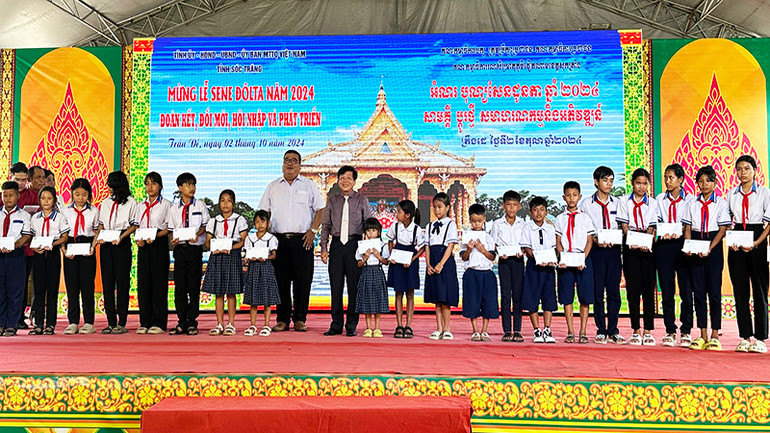 Tặng học bổng cho ho5csinh Khmer vượt khó học tốt. Tặng học bổng cho ho5csinh Khmer vượt khó học tốt.