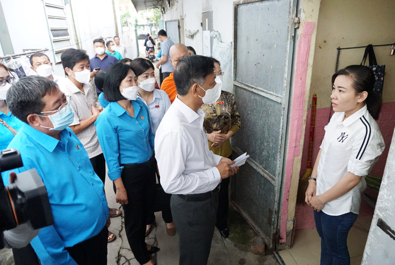 Đoàn đại biểu Quốc hội đến thăm và tặng quà cho công nhân, người lao động tại khu nhà trọ tự phát.