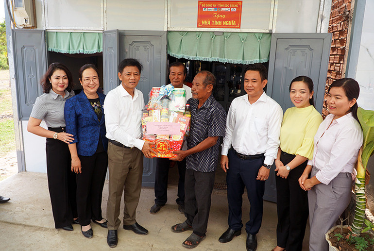 Bí thư Tỉnh ủy Sóc Trăng Lâm Văn Mẫn cùng lãnh đạo địa phương trao nhà tình nghĩa và tặng quà cho hộ Khmer trong Tết quân-dân.