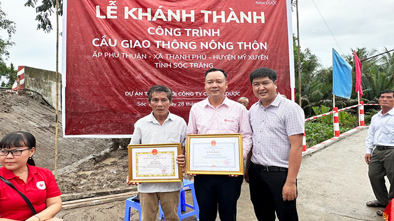 Lãnh đạo địa phương tặng Bằng Khen cho Công ty Cổ phần Nam Dược.