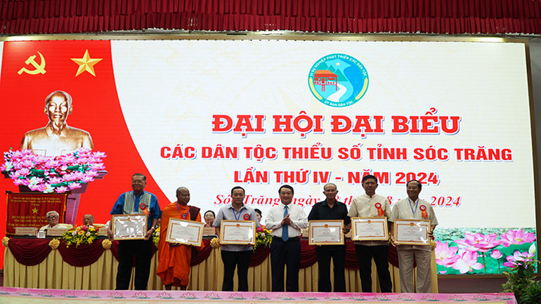 Tặng bằng khen của Ủy ban Dân tộc cho các cá nhân, tập thể có thành tích xuất sắc trong giai đoạn 2019-2024.