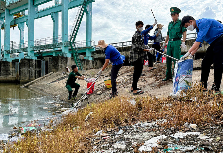 Đoàn viên, thanh niên các đơn vị thu gom rác thải thực hiện chương trình hãy làm sạch biển.