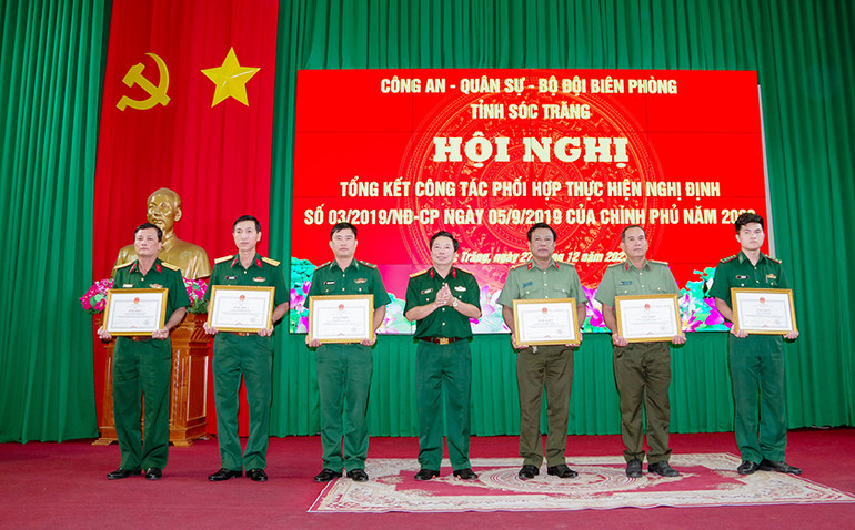 Đại tá Trần Quốc Khởi, Chỉ huy trưởng Bộ Chỉ huy Quân sự tỉnh Sóc Trăng trao Bằng khen cho các tập thể.
