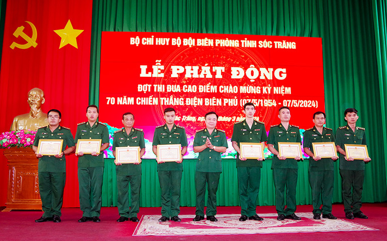 Khen thưởng các tập thể, cá nhân tiêu biểu, xuất sắc.