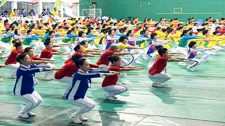 Màn đồng diễn của các vận động viên dưỡng sinh.