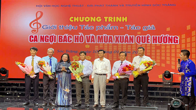 Lãnh đạo tỉnh Sóc Trăng tặng hoa chúc mừng các nhạc sĩ.