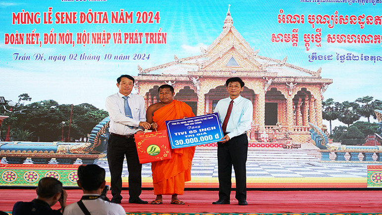 Lãnh đạo Tỉnh ủy Sóc Trăng trao quà cho chùa Phđau Pên. Lãnh đạo Tỉnh ủy Sóc Trăng trao quà cho chùa Phđau Pên.