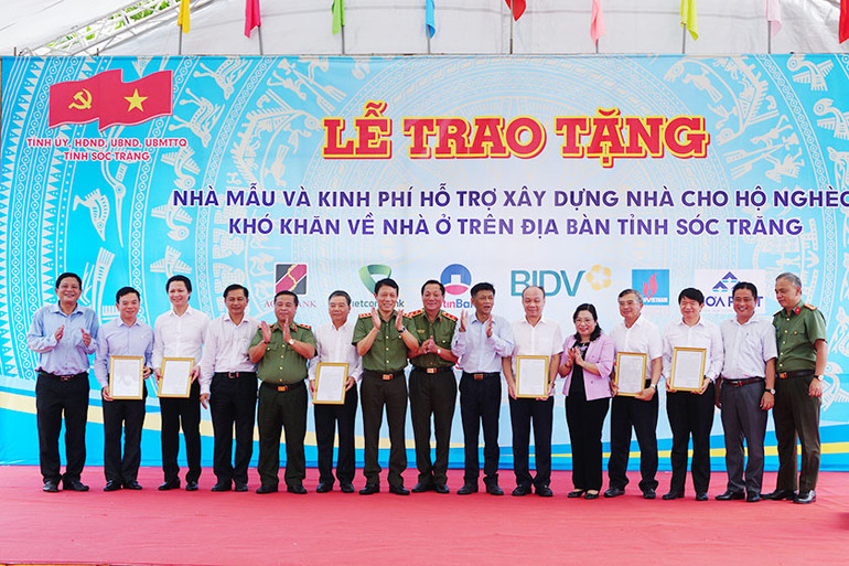 Lãnh đạo tỉnh Sóc Trăng và Bộ Công an trao Thư cảm ơn cho các nhà tài trợ.