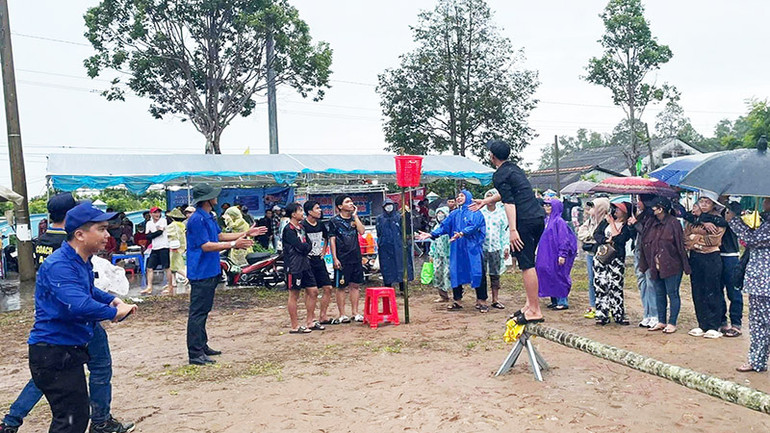 Du khách cùng tham gia các trò chơi dân gian trong Ngày hội. Du khách cùng tham gia các trò chơi dân gian trong Ngày hội.