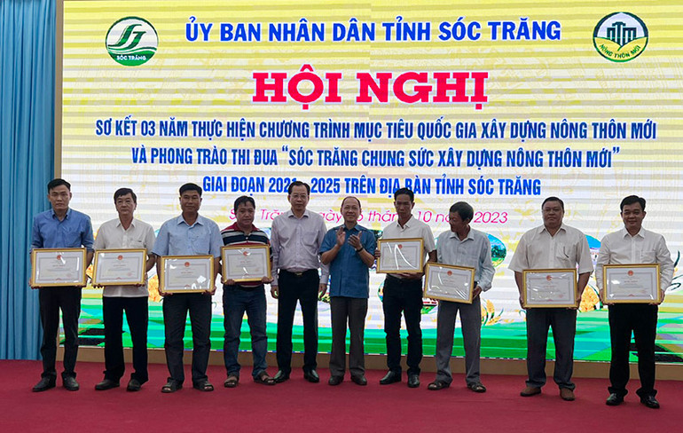 Khen thưởng các tập thể, cá nhân có thành tích xuất sắc trong xây dựng nông thôn mới