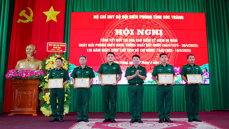 Đại tá Lê Văn Anh, Phó chính ủy trao giấy khen cho các cá nhân.