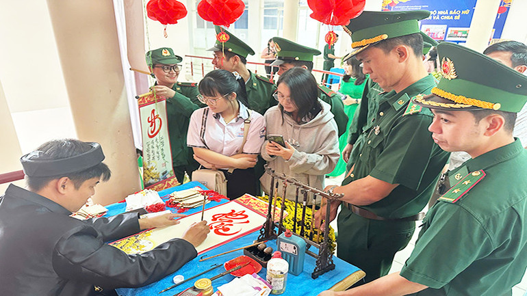 Gian trưng bày và biểu diễn thư pháp tại hội báo Xuân.