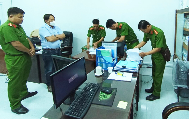 Cơ quan chức năng tiến hành khám xét nơi làm việc của Trần Hữu Dũng.