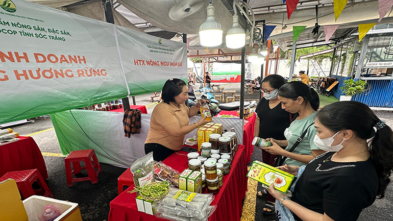 Điểm bán hàng bình ổn giá tại siêu thị Sóc Trăng.