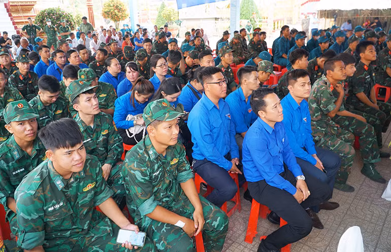 Hơn 400 bộ đội và đoàn viên thanh niên tham gia Tết quân-dân.
