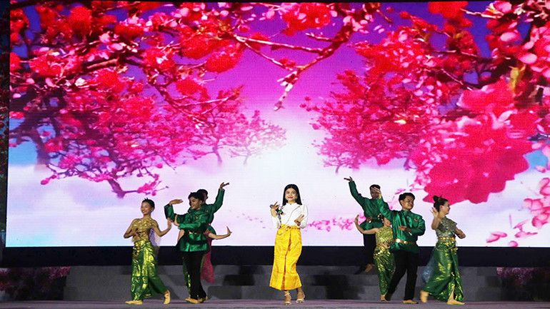 BIểu diễn nghệ thuật múa Khmer trong đêm khai mạc.