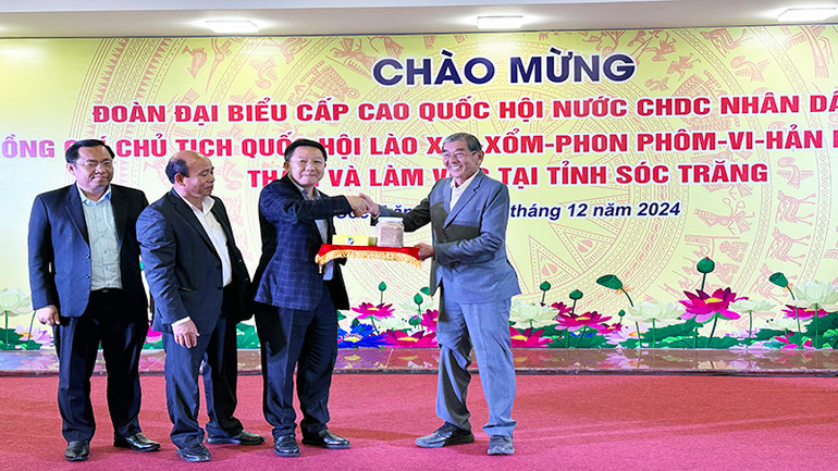 Kỹ sư Hồ Quang Cua tặng lúa giống ST cho Bộ Nông Lâm nghiệp Lào.