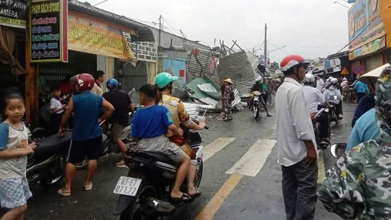 Lốc xoáy đã gây thiệt hại cho người dân thị xã Ngã Năm.