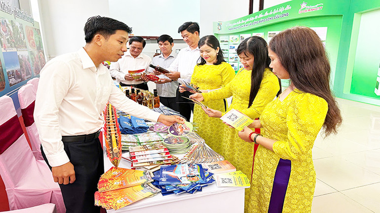 Giới thiệu các sản phẩm du lịch trong khuôn khổ hội nghị.