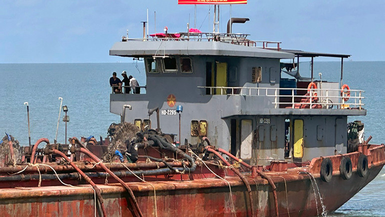 Tổ chức khai thác cát biển.