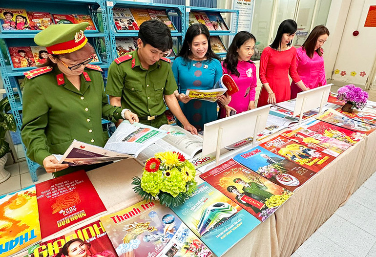 Hội Báo Xuân Giáp Thìn tỉnh Sóc Trăng thu hút đông đảo người tham quan gian trưng bày.