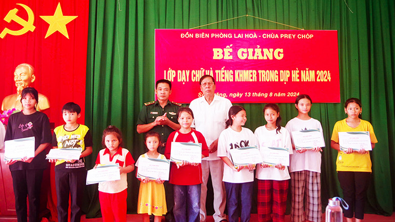 Trao quà và giấy chứng nhận cho các em học sinh. Trao quà và giấy chứng nhận cho các em học sinh.