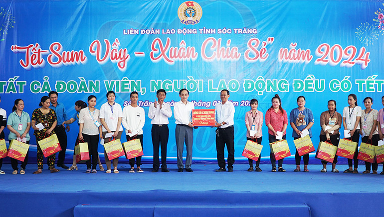 Đồng chí Lê Hoài Trung và Bí thư tỉnh ủy Sóc Trăng Lâm Văn Mẫn tặng quà Tết cho công nhân.