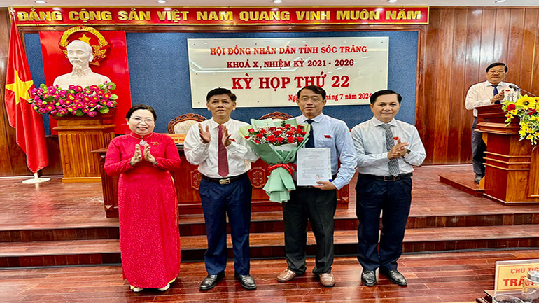 Thừa ủy nhiệm Thủ tướng Chính phủ, Bí thư Tỉnh ủy Sóc Trăng Lâm Văn Mẫn trao quyết định cho đồng chí Nguyễn Văn khởi.