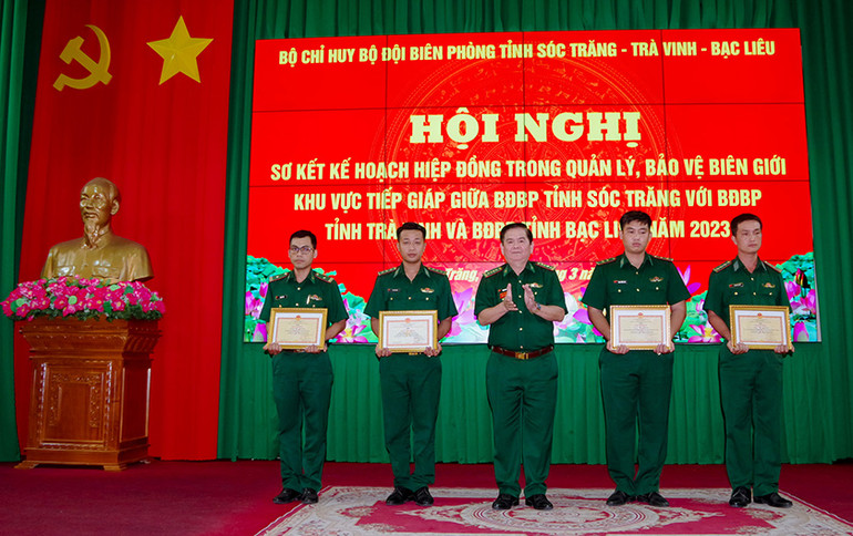 Khen thưởng cho các tập thể, cá nhân có thành tích tiêu biểu, xuất sắc trong năm 2023.