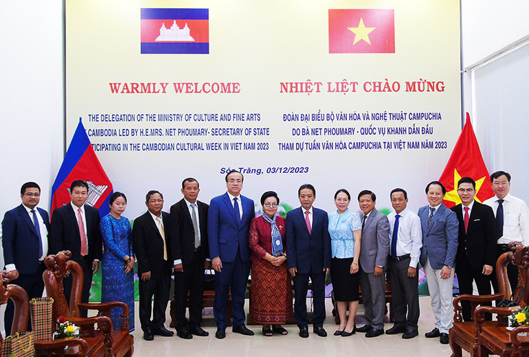 Các đại biểu chụp ảnh lưu niệm.