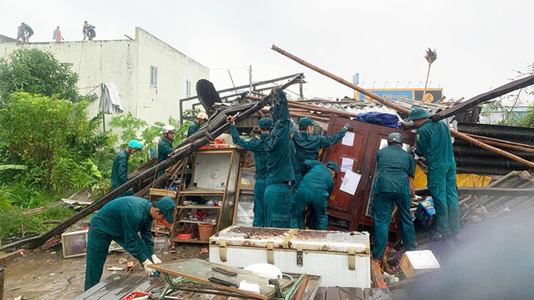 Lực lượng xung kích khẩn trương cứu hộ và di dời đồ đạc cho các hộ dân.