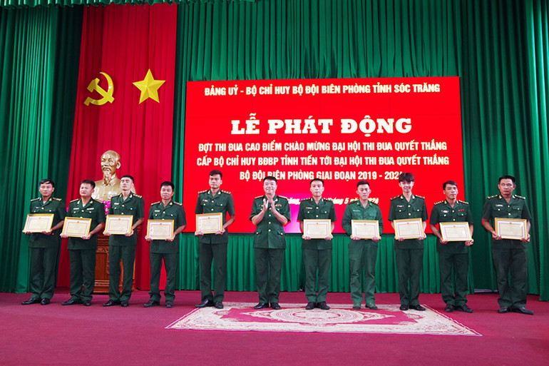 Khen thưởng các cá nhân có thành tích tiêu biểu, nổi bật trong thực hiện các nội dung, chỉ tiêu thi đua của đợt thi đua cao điểm Kỷ niệm 70 năm Chiến thắng Điện Biên Phủ.