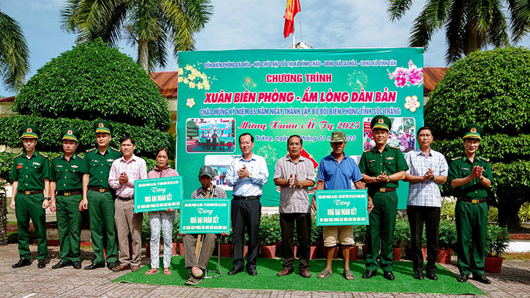 Tặng nhà Đại đoàn kết cho các hộ dân có hoàn cảnh đặc biệt khó khăn.