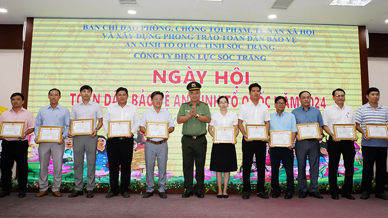 Tặng giấy khen của Giám đốc Công an tỉnh Sóc Trăng cho các tập thể tiêu biểu.