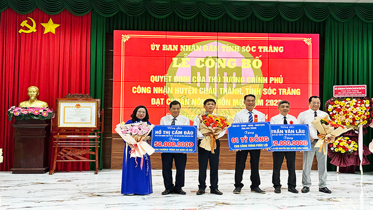 Lãnh đạo tỉnh Sóc Trăng tặng kinh phí để huyện Châu Thành xây dựng nông thôn mới nâng cao.