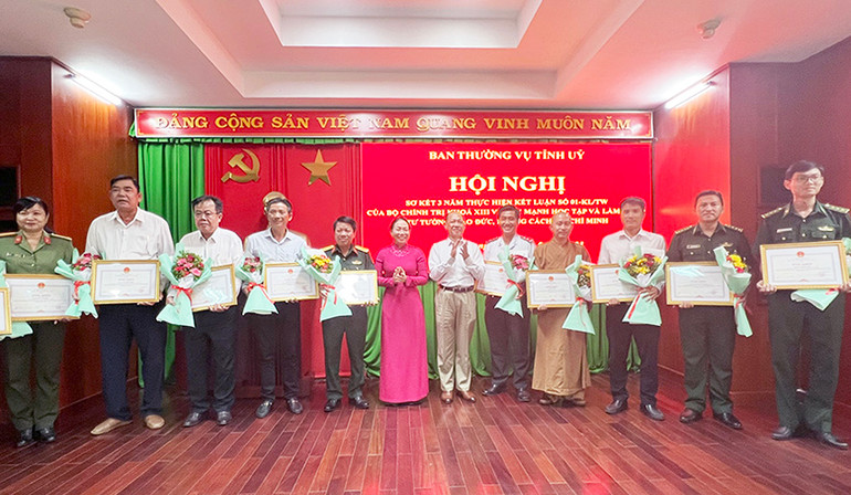 Khen thưởng các gương điển hình học tập, làm theo Bác Hồ.