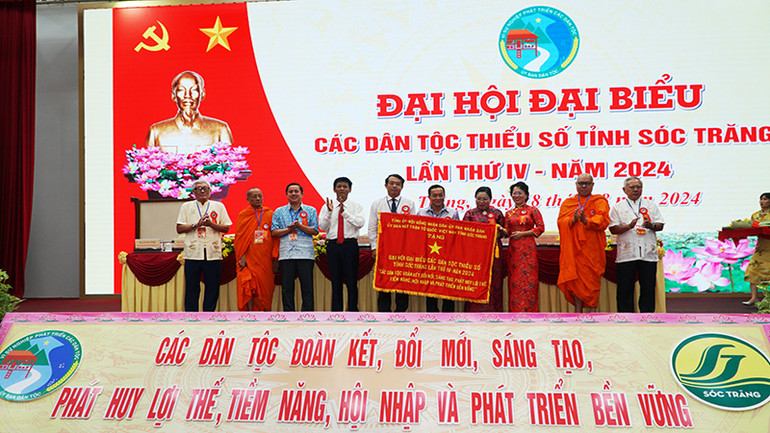 Bí thư Tỉnh ủy Sóc Trăng Lâm Văn Mẫn tặng bức trướng cho đại hội.