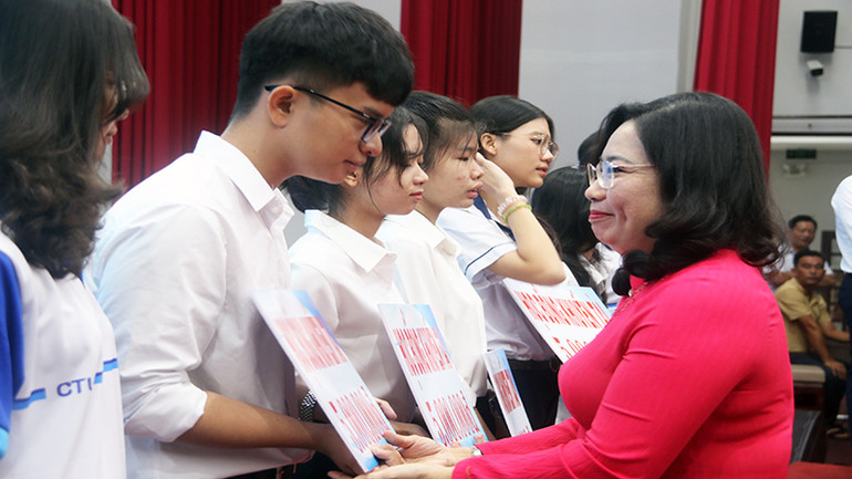 Phó Bí thư Thường trực Tỉnh ủy Sóc Trăng Hồ Thị Cẩm Đào trao học bổng khuyến tài cho sinh viên.