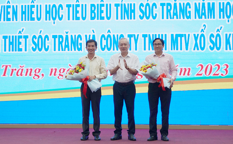 Hội Khuyến học tặng hoa tri ân hai nhà tài trợ học bổng là Công ty Xổ số kiến thiết Sóc Trăng và Công ty Xổ số kiến thiết An Giang