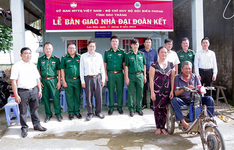 Trao nhà Đại đoàn kết cho gia đình ông Thạch Sơn, xã Lạc Hòa, thị xã Vĩnh Châu.