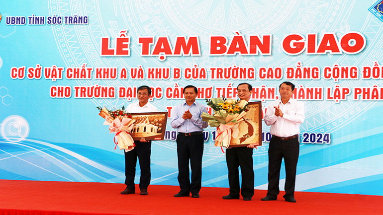 Lãnh đạo tỉnh Sóc Trăng tặng hoa và quà lưu niệm cho lãnh đạo Đại học Cần Thơ.