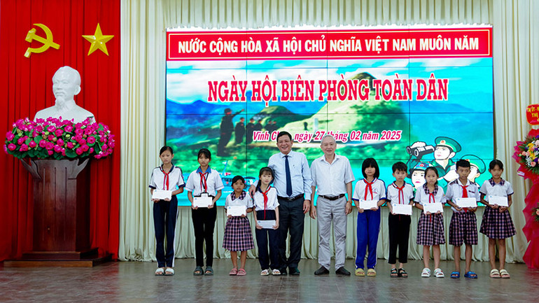 Tặng học bổng cho các học sinh ven biển Vĩnh Châu có thành tích học tập tốt.