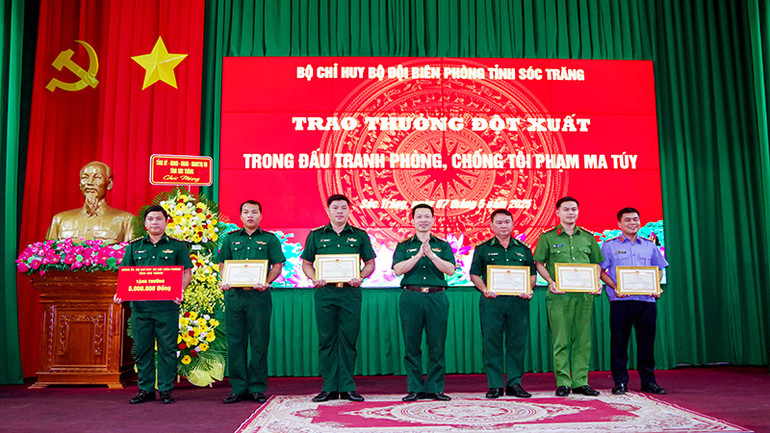 Đại tá Phạm Lê Xuân Bình trao thưởng và tặng giấy khen cho các tập thể và cá nhân có thành tích xuất sắc trong đấu tranh phòng chống tội phạm ma túy. Đại tá Phạm Lê Xuân Bình trao thưởng và tặng giấy khen cho các tập thể và cá nhân có thành tích xuất sắc trong đấu tranh phòng chống tội phạm ma túy.